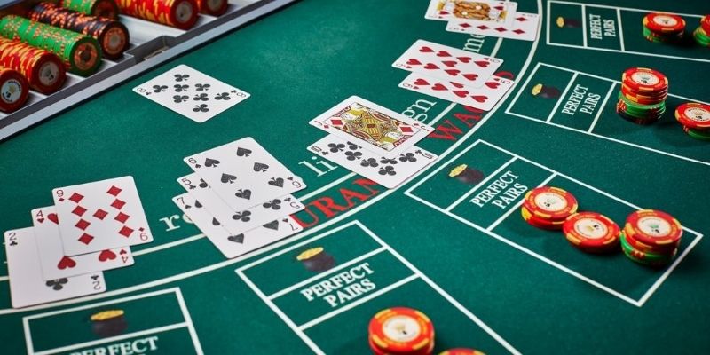 Phân biệt hai hình thức cược Baccarat